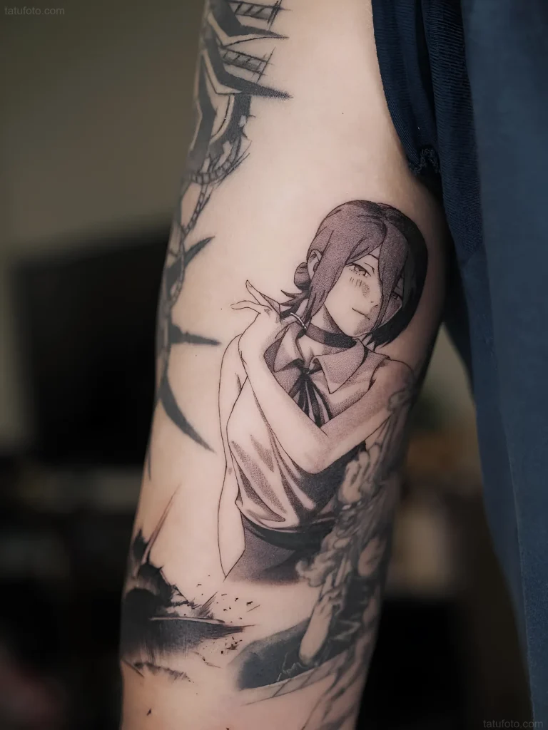 Manga-Tattoo: Schwarz-weiße Darstellung einer weiblichen Figur mit nachdenklichem Blick und eleganter Pose, umgeben von dynamischen Elementen.