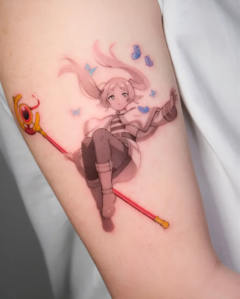Detailliertes Manga-Tattoo: Ein Mädchen mit langen blonden Haaren, gestreifter Kleidung, das einen Stab mit einem roten Stab und einem goldenen Knauf hält, umgeben von blauen Schmetterlingen, Tattoo am Arm