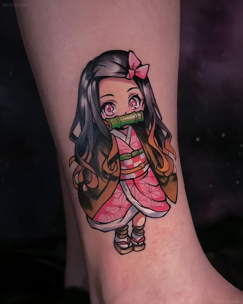 Detailliertes Tattoo von Nezuko Kamado aus dem Manga im Chibi-Stil, mit rosa Schleife und Bambusmundstück