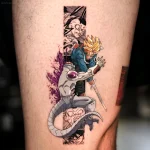 Динамичная татуировка в стиле манга, изображающая Транкса из Dragon Ball Z, сражающегося с Фризой, с яркими элементами и комиксными вставками.