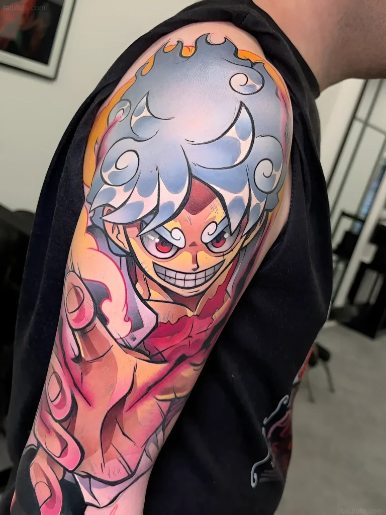Helles Manga-Tattoo, das eine Figur zeigt, die Stärke und Entschlossenheit demonstriert
