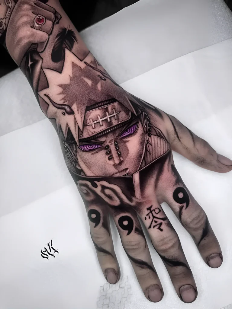 Tattoo von Pain aus dem Anime Naruto am Arm, ausgeführt im Realismusstil mit grafischen Elementen.