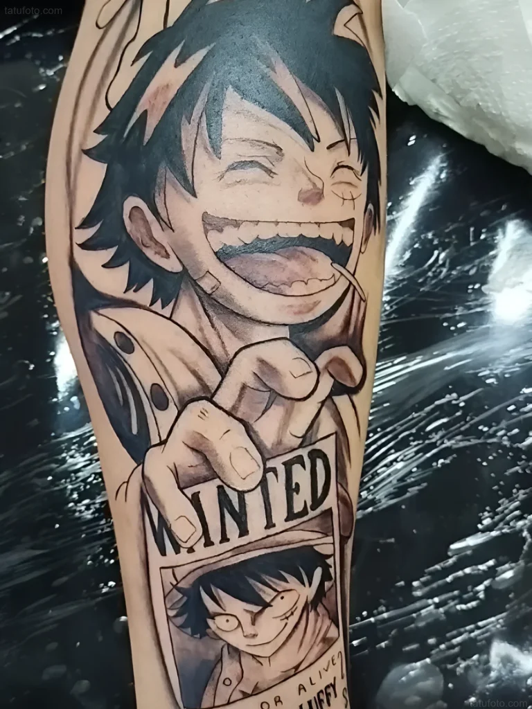 Manga-Tattoo: Nahaufnahme von Monkey D. Luffys Gesicht mit breitem Grinsen, der ein „Wanted“-Poster mit seinem Bild hält.