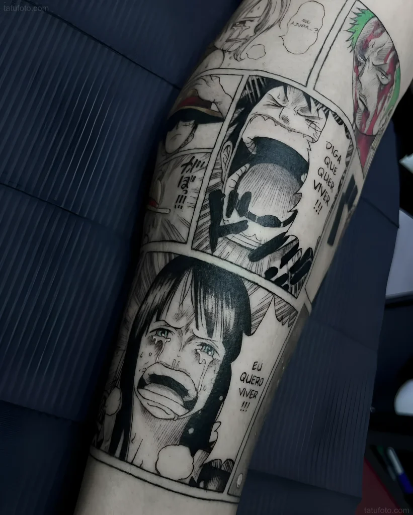 Manga-Tattoo, das Comic-Panels mit emotionalen Charakteren und Textblöcken darstellt.