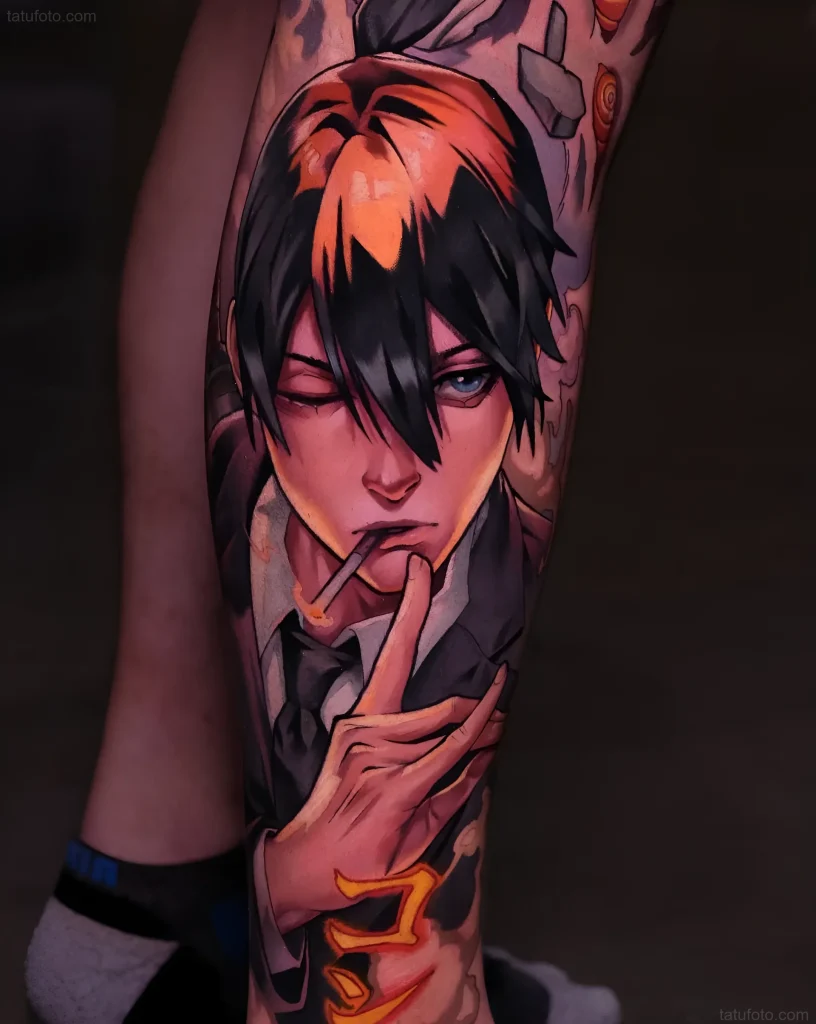 Manga-Tattoo: Porträt eines jungen Mannes mit Zigarette im Mund, Anzug und ausdrucksstarken blauen Augen und roten Strähnen im Haar.