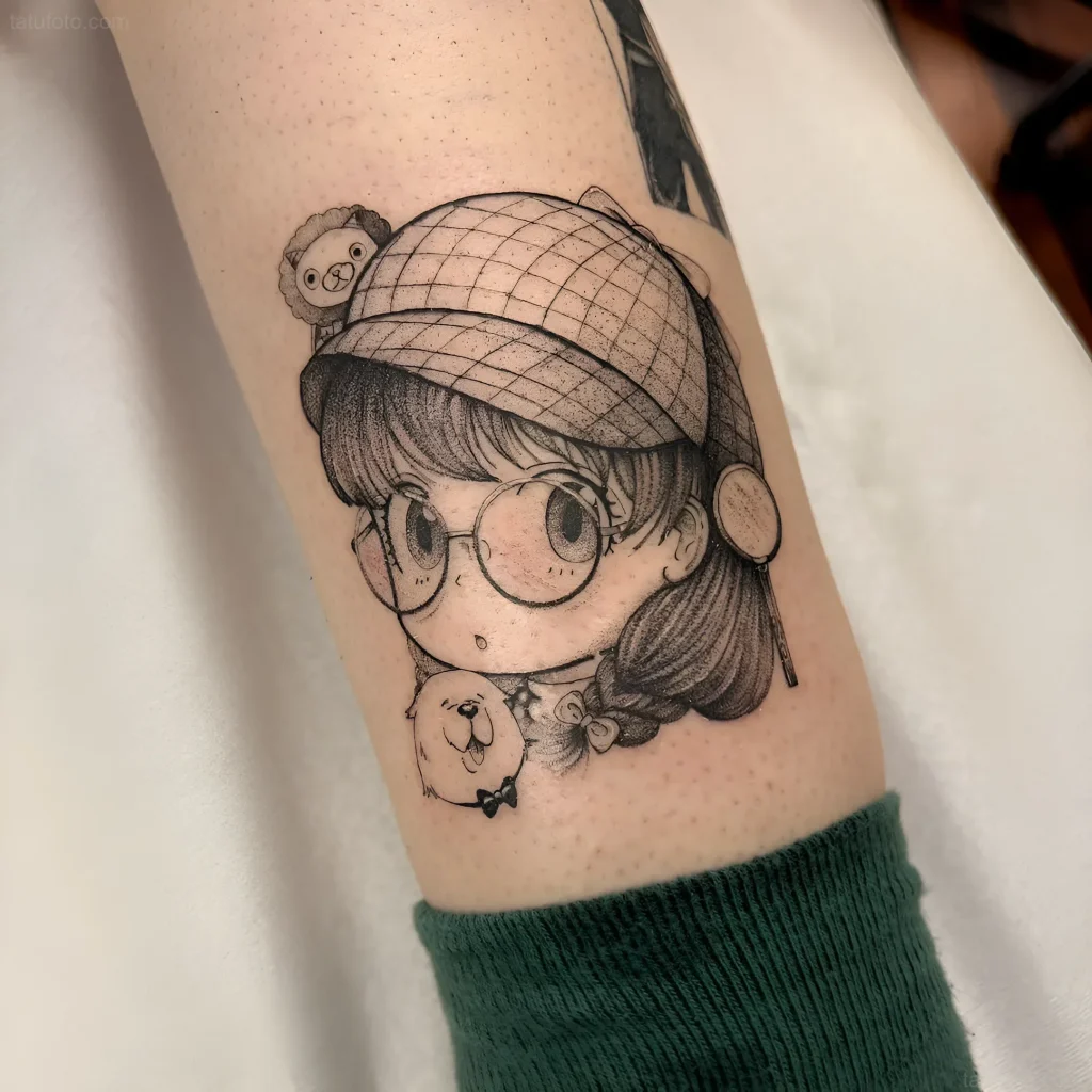 Detailliertes Manga-Tattoo, das ein süßes Mädchen mit Hut und Brille zeigt, das eine Lupe hält, mit einem Hund und einer Löwenfigur auf der Schulter.