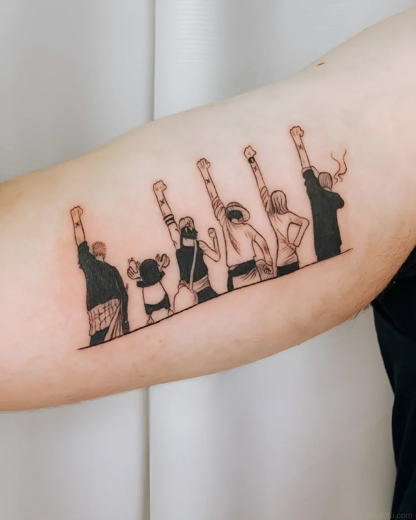 Manga-Tattoo, das eine Gruppe von Charakteren mit geballten Fäusten darstellt