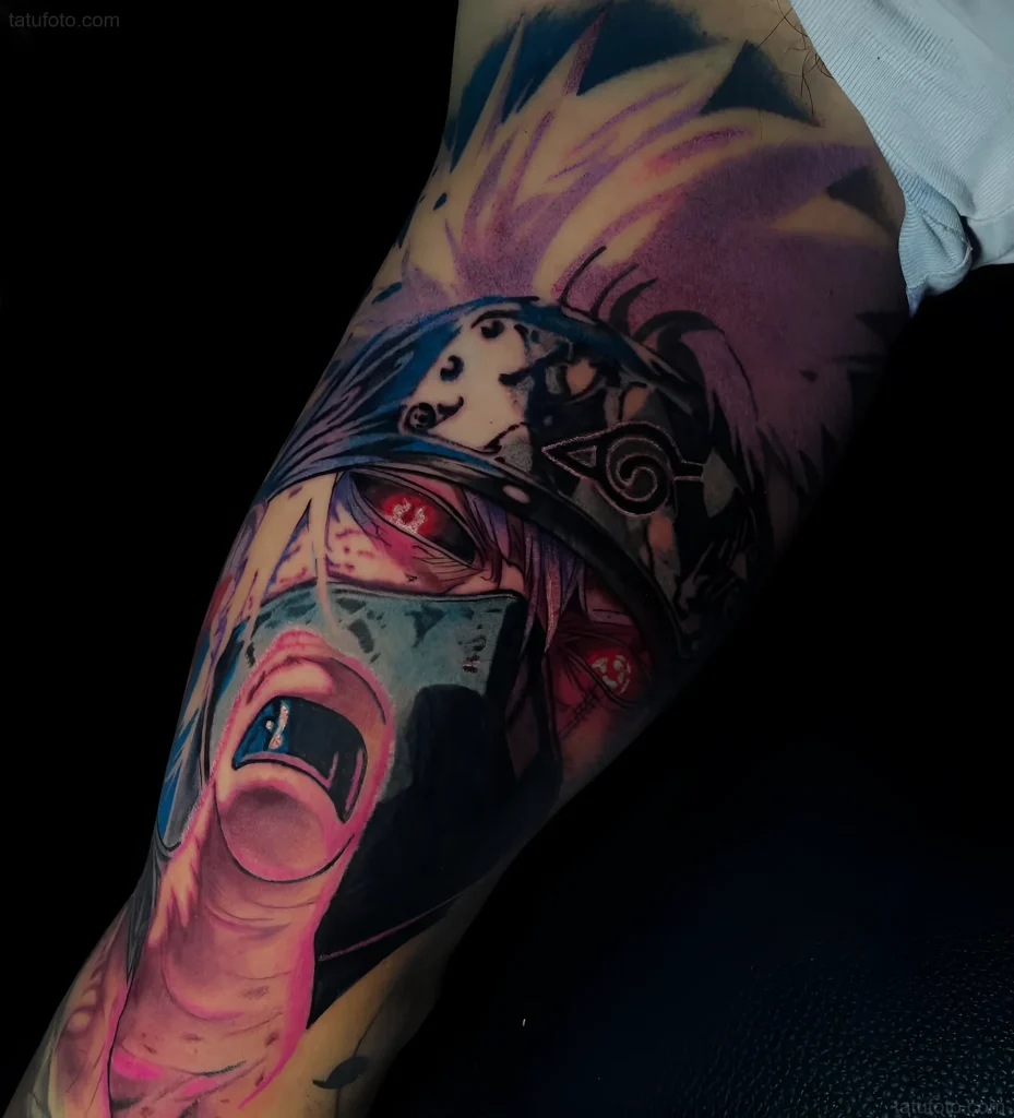 Helles Tattoo von Kakashi Hatake aus dem Anime Naruto, dargestellt im Manga-Stil mit Fokus auf sein Sharingan und seine Maske