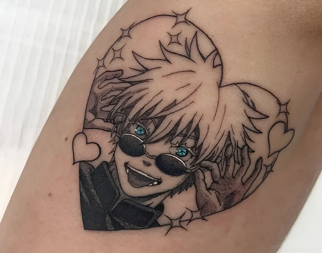 Manga-Tattoo: Porträt von Gojo Satoru in Herzform, mit blauen Augen und stilvoller Brille.