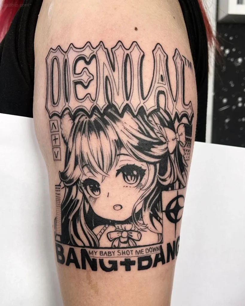 Manga-Tattoo mit einem Mädchen und Inschriften, das innere Gefühle symbolisiert.