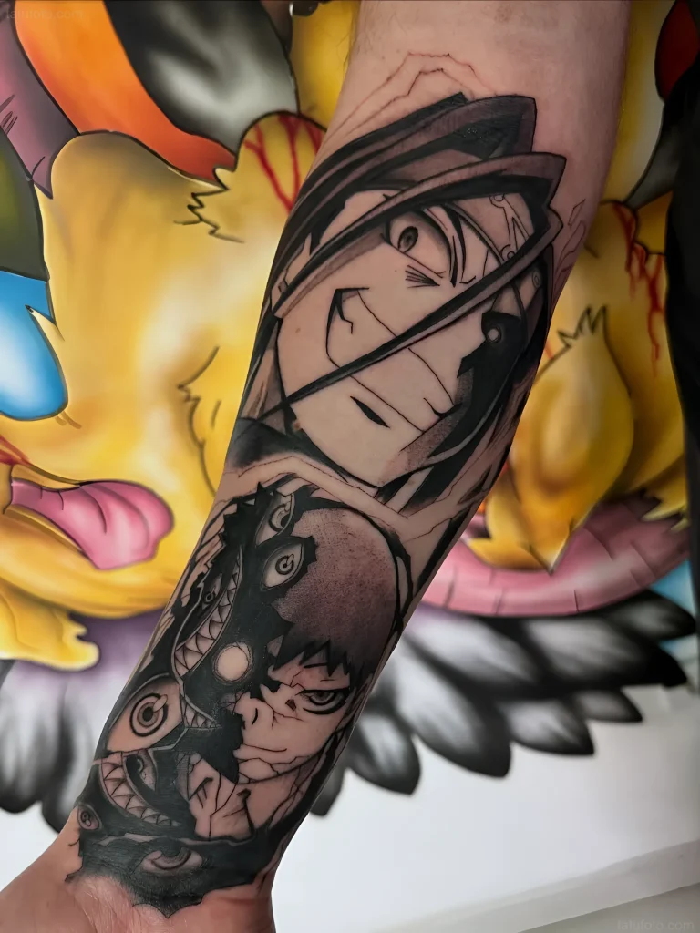 Manga-Tattoo, das zwei Charaktere mit kontrastierenden Emotionen und Elementen darstellt, die inneren Kampf und Transformation symbolisieren.