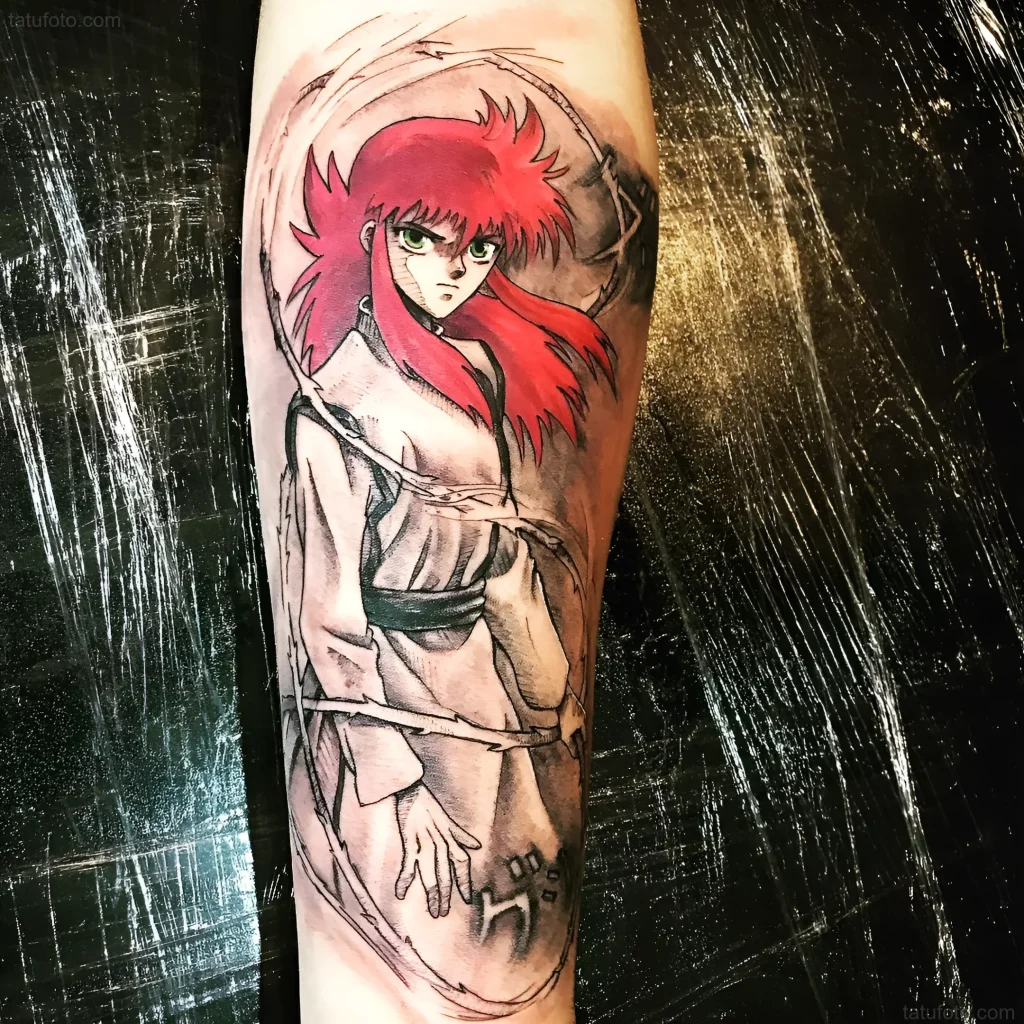 Manga-Tattoo, das eine Figur mit leuchtend roten Haaren und grünen Augen zeigt, gekleidet in traditionelle japanische Kleidung.