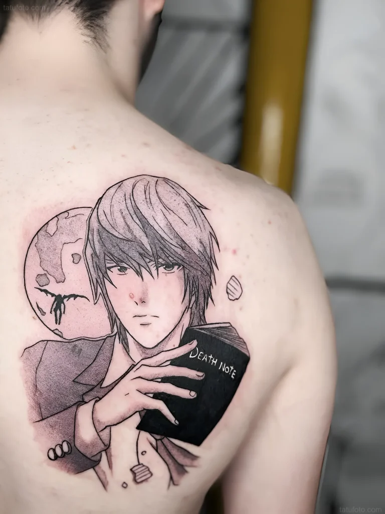 Manga-Tattoo von Light Yagami aus Death Note, der ein Buch auf dem Rücken hält