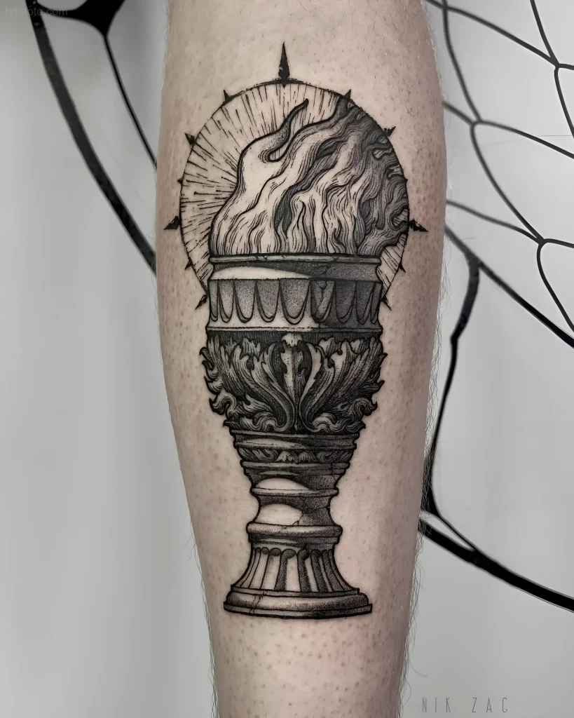 Tatuaje de fuego eterno en estilo antiguo en la pierna