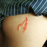 Миниатюрная татуировка в виде языков пламени красного цвета, выполненная в стиле контурной графики