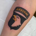 Татуировка эмблемы ВДВ с орлом и надписью AIRBORNE на предплечье