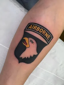 Татуировка эмблемы ВДВ с орлом и надписью AIRBORNE на предплечье