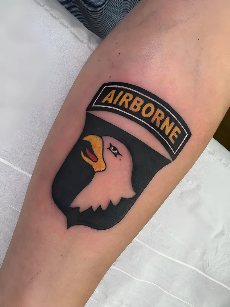 前臂上的空降兵徽章纹身,带有老鹰和'AIRBORNE'字样