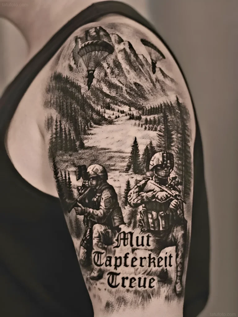 伞兵在山脉中带着降落伞和'Mut Tapferkeit Treue'字样的纹身
