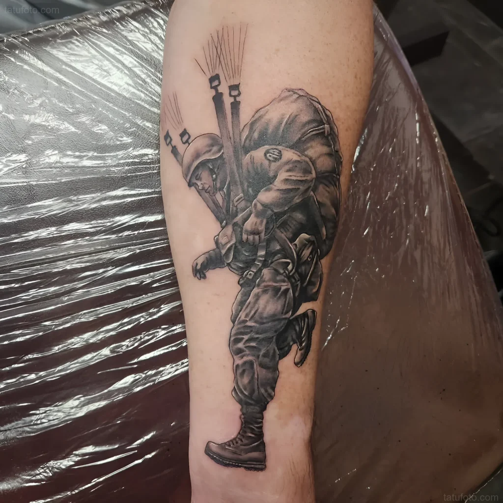 逼真的空降兵纹身,描绘运动中的伞兵,带有降落伞装备和背包