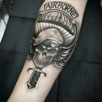 Татуировка черепа с крыльями, парашютом и кинжалом, надписью AIRBORNE, символизирующая ВДВ