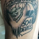 Татуировка "504 Devils" с изображением дьявола и крыльев, символизирующая Воздушно-десантные войска (ВДВ)