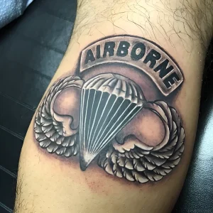 Детальная татуировка знака ВДВ с парашютом и крыльями, надписью AIRBORNE