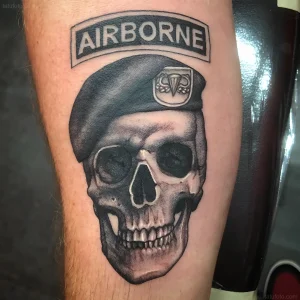 Татуировка черепа в берете с нашивкой "Airborne" и знаком ВДВ