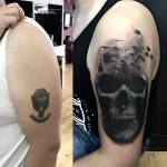 Татуировка черепа с самолетом и парашютистами, символизирующая ВДВ, на плече
