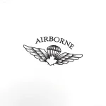 Эскиз тату с крыльями, парашютом и кленовым листом, подписью AIRBORNE – значение татуировки ВДВ.