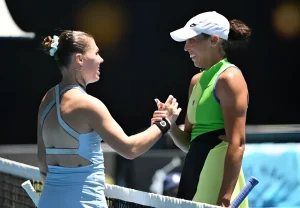 Две теннисистки пожимают руки на корте Australian Open, одна из них с татуировкой на лице
