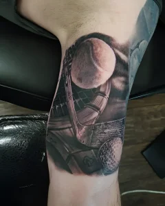 Реалистичная татуировка теннисной ракетки и мяча