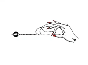 Эскиз тату: рука с красными ногтями держит маятник, символизирующий движение и судьбу.