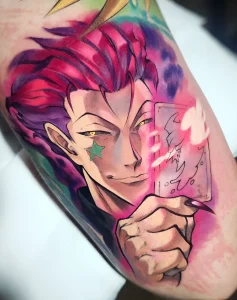 Татуировка в стиле аниме, изображающая персонажа Хисоку из Hunter x Hunter, держащего игральную карту с магическим свечением.