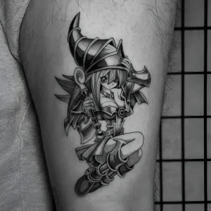 Татуировка в стиле аниме, изображающая Темную Магичку из Yu-Gi-Oh! с волшебной палочкой, в динамичной позе.
