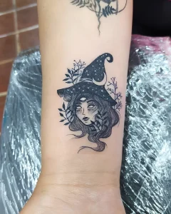 Татуировка ведьмы с третьим глазом, в звездной шляпе, окруженной ветвями