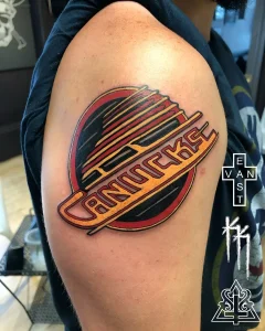 Татуировка логотипа хоккейной команды Vancouver Canucks на плече