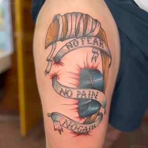 Татуировка хоккейной шайбы с лентами и надписями 'No Fear, No Pain, No Gain'