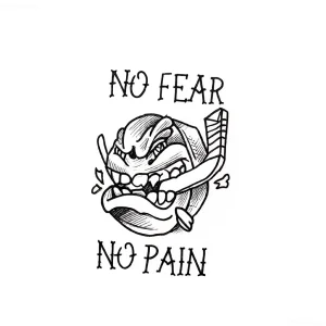 Тату хоккейная шайба с зубами и клюшкой, надписью 'NO FEAR NO PAIN'