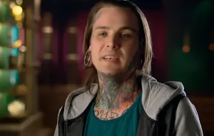 Тайлер Нолан, бывший участник шоу 'Ink Master', крупным планом, демонстрирующий татуировки на шее и лице