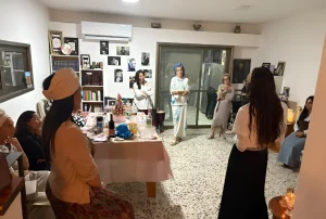 Фото тату женское сообщество, группа женщин, собравшихся вместе, символика единства и поддержки