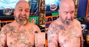 Мужчина с татуировками в виде автографов знаменитостей на груди и руках.