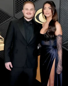 Brianna LaPaglia и Zach Bryan позируют вместе на красной дорожке