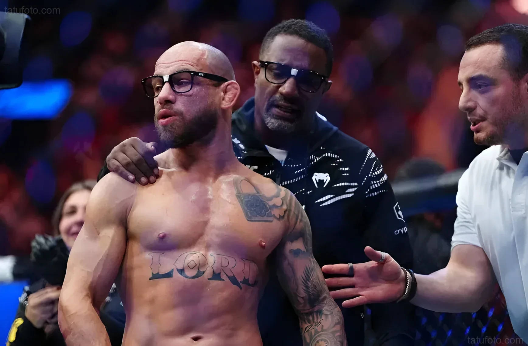 Боец UFC Жан Силва позирует с тренерами, демонстрируя татуировки на груди.