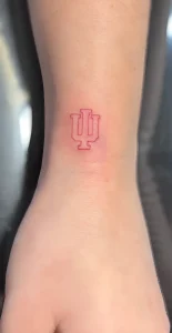 Татуировка логотипа Indiana University (IU) на запястье