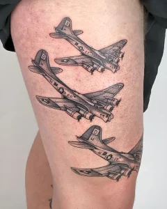 Татуировка в виде трех бомбардировщиков B-17 Flying Fortress, расположенных друг за другом, выполненная в монохромной графике.