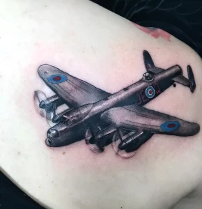 Реалистичная татуировка бомбардировщика Lancaster, демонстрирующая его мощь и историческое значение.