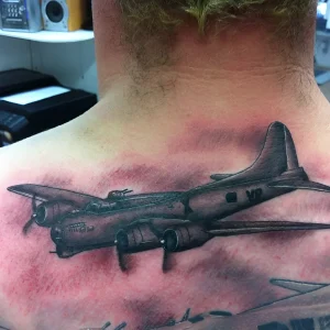 Реалистичная татуировка бомбардировщика B-17 Flying Fortress на груди, выполненная в темных тонах с акцентами на детали.