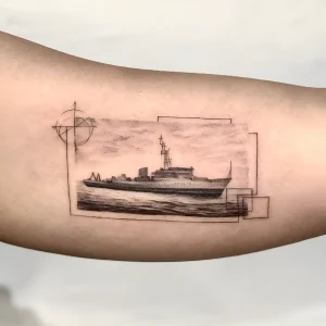Реалистичное черно-белое тату военного корабля в море, окруженное геометрическими элементами и компасом