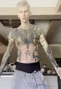 Machine Gun Kelly демонстрирует свои многочисленные татуировки, включая масштабное блэкворк покрытие торса.
